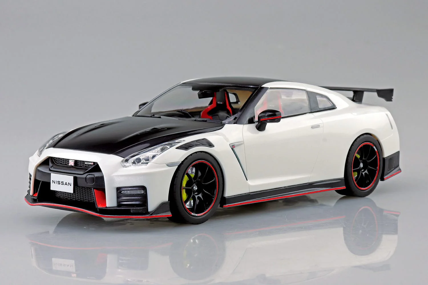 Aoshima - Snap Car - 2022 Nissan GT-R R35 Nismo Special Edition (Brilliant White Pearl) 1/24 - Image 2